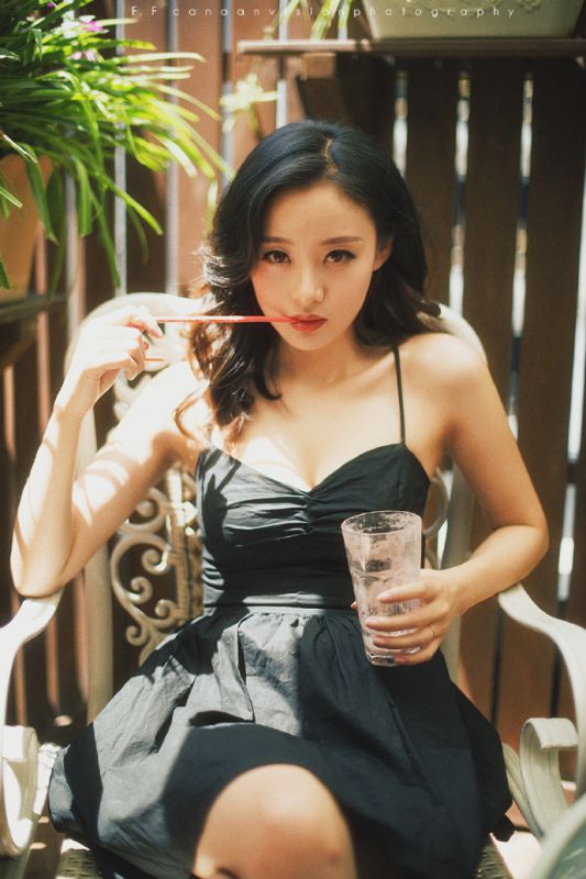 性感吊带裙美胸美女私房诱人写真