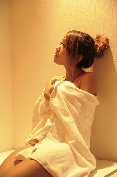 粉色内衣美女浴室诱人写真