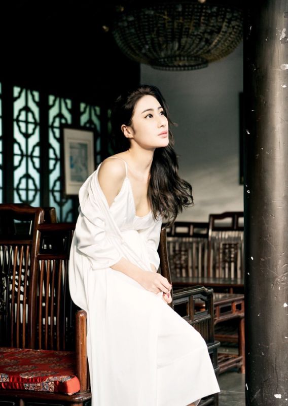 演员安金莉娅白色睡衣清新迷人写真
