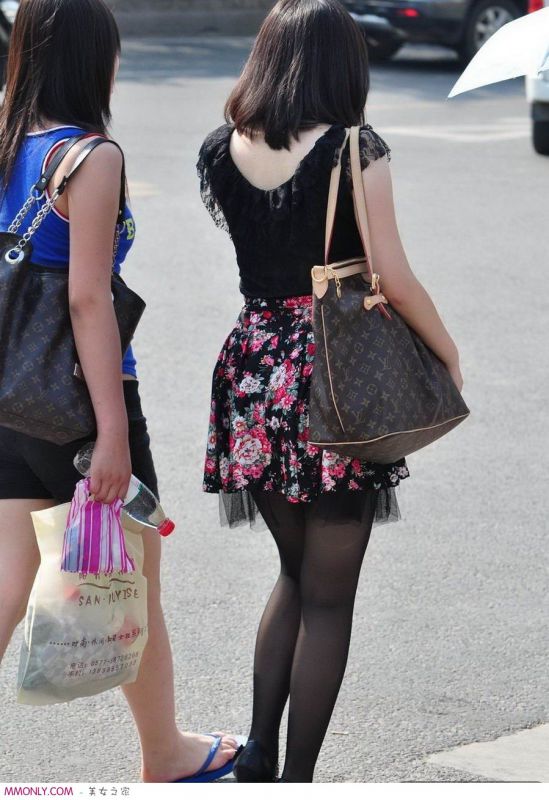 丝袜美女街头迷人写真
