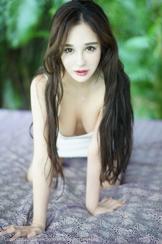 大胸妹子陈嘉瑶AYomiabe户外性感妩媚写照