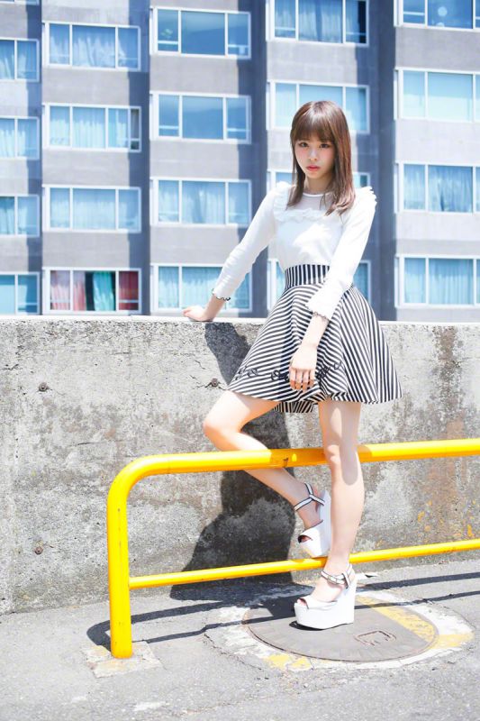 日本女优佐藤利奈超短裙街拍大片