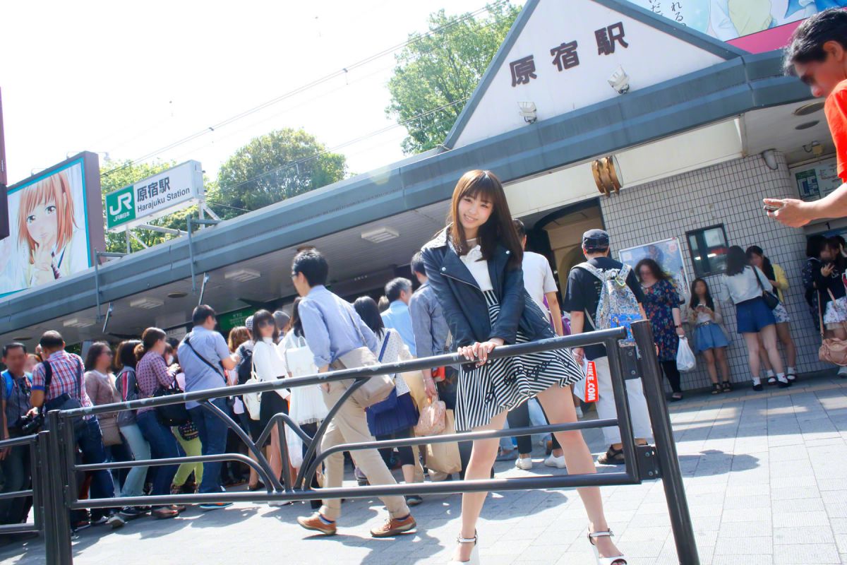 日本女优佐藤利奈超短裙街拍大片
