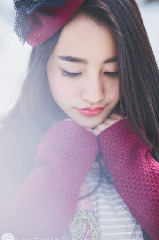 纯净氧气美女雪中红衣写真