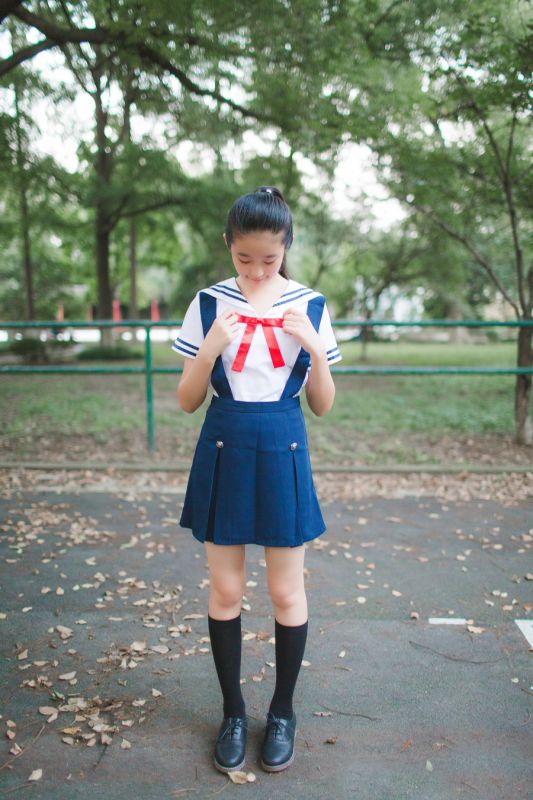 00后清纯美女萝莉柴蔚校园写真