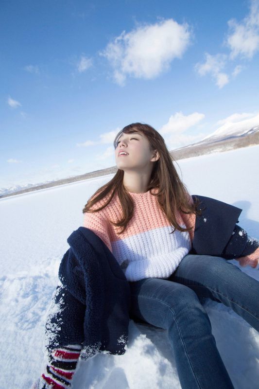 日本丰满少女筱崎爱室内诱人写照