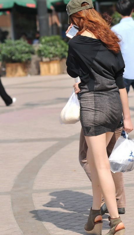 黑色短裙子素颜气质美腿少妇图片