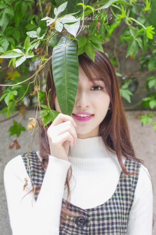 邻家女孩户外写真展甜美笑容