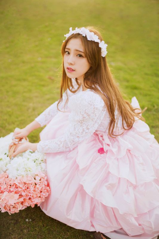90后少女户外写真宛若森林公主