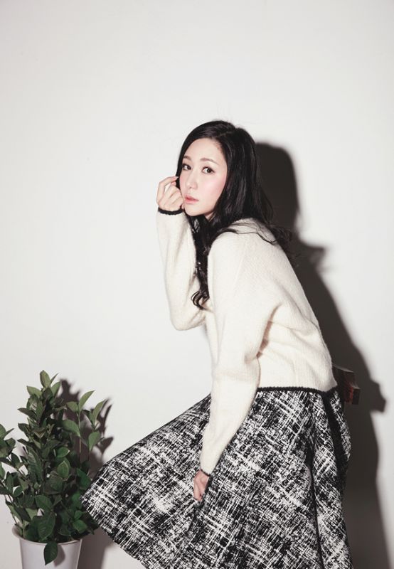 刘梓妍清新亮丽写真尽显优雅女性范