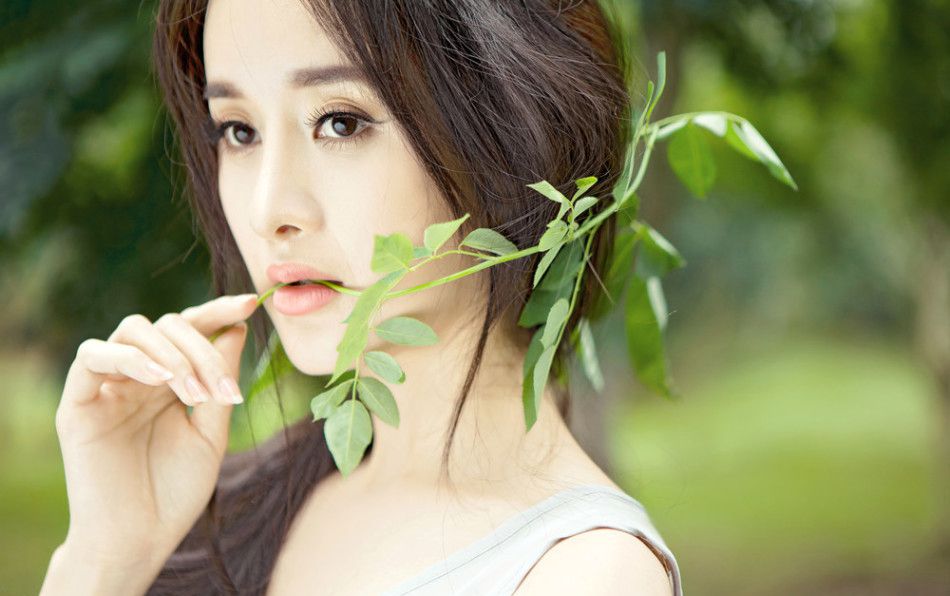 森系小清新美女郑媛元迷人短裙外拍照