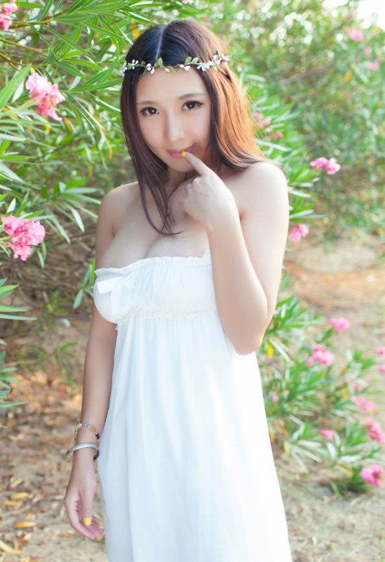性感巨乳花环女神海边比基尼诱惑写真