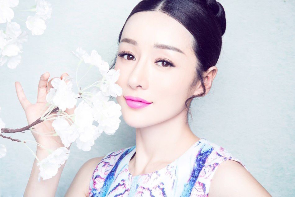 靓丽美女何彦霓春日俏皮写真大片