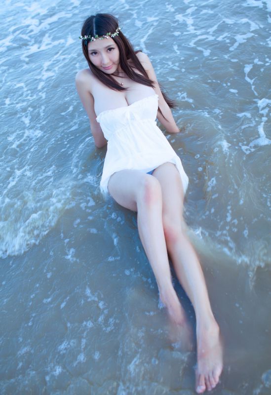 性感巨乳花环女神海边比基尼诱惑写真