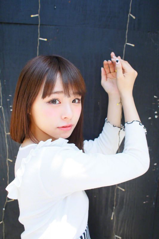 日本女优佐藤利奈超短裙街拍大片