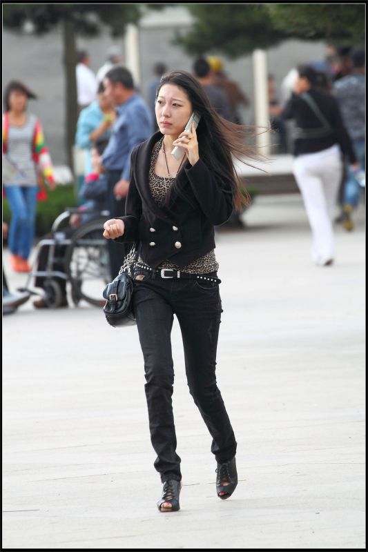 街拍丝袜热裤美女可爱高清图片