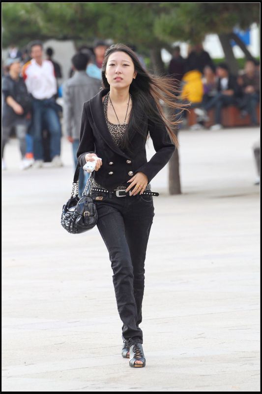 街拍长发飘飘美女秀高挑身材美照