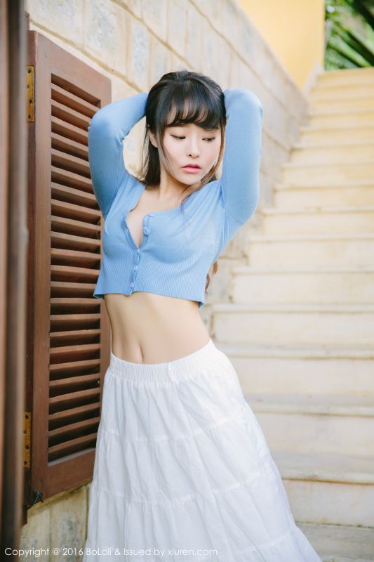 波萝社90后小萝莉柳侑绮户外秀丰满身材