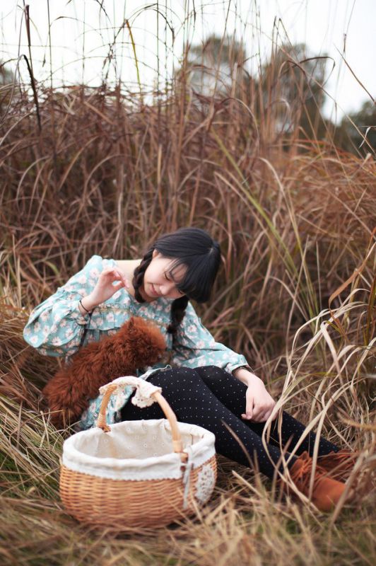 邻家女孩与萌宠的郊外时光
