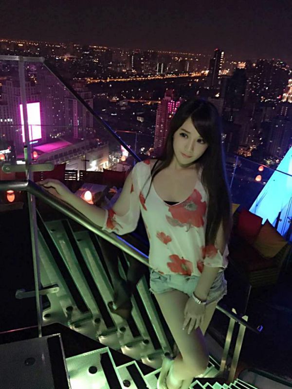 90后电玩美女黄容安性感卖萌自拍照