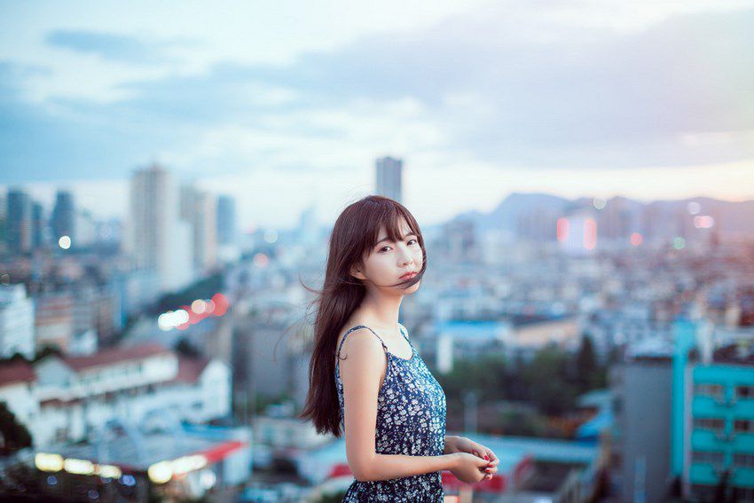 长发美女天台碎花连衣裙唯美写真大片