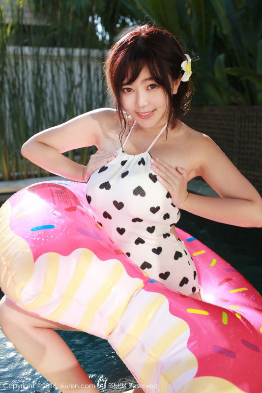 秀人网童颜巨乳美女刘飞儿私房上演脱衣秀