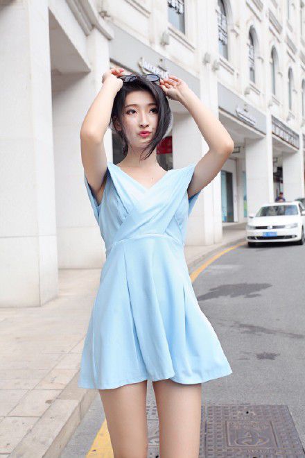 长发飘飘美女夏日时尚街拍大片