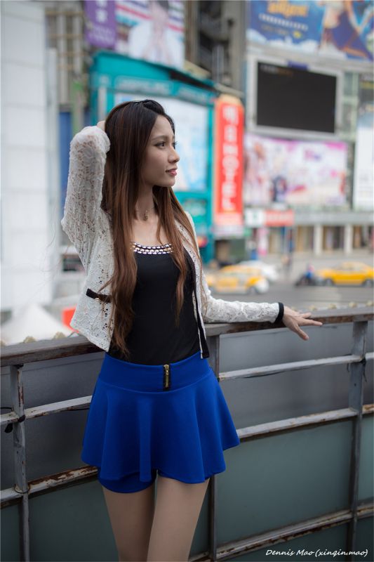 清纯校花蔡译心街头写真秀骨感身材