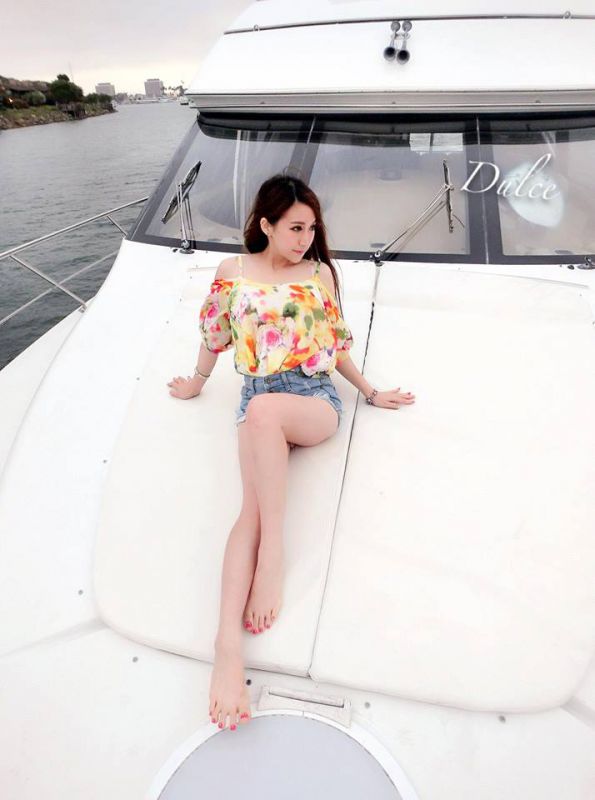 90后电玩美女黄容安性感卖萌自拍照