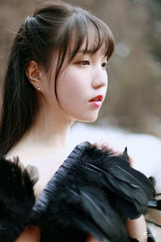 白嫩美女户外演绎高雅黑天鹅
