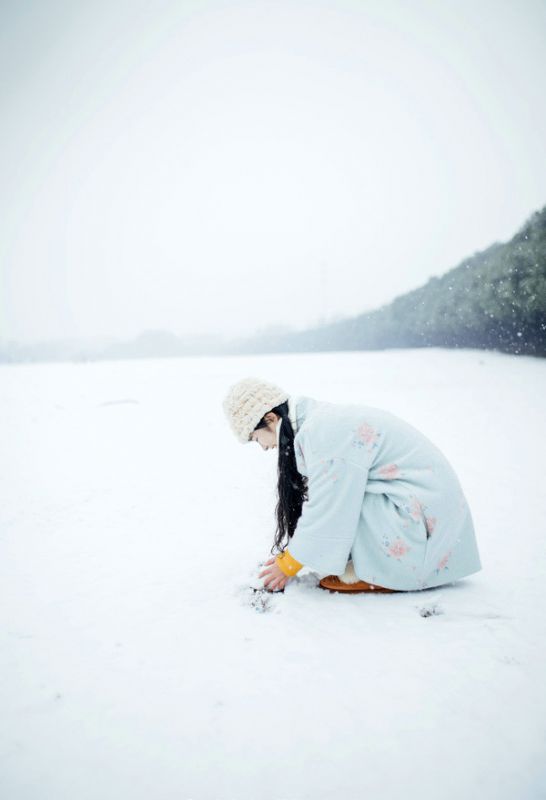 甜美小清新美女雪中可爱迷人写真