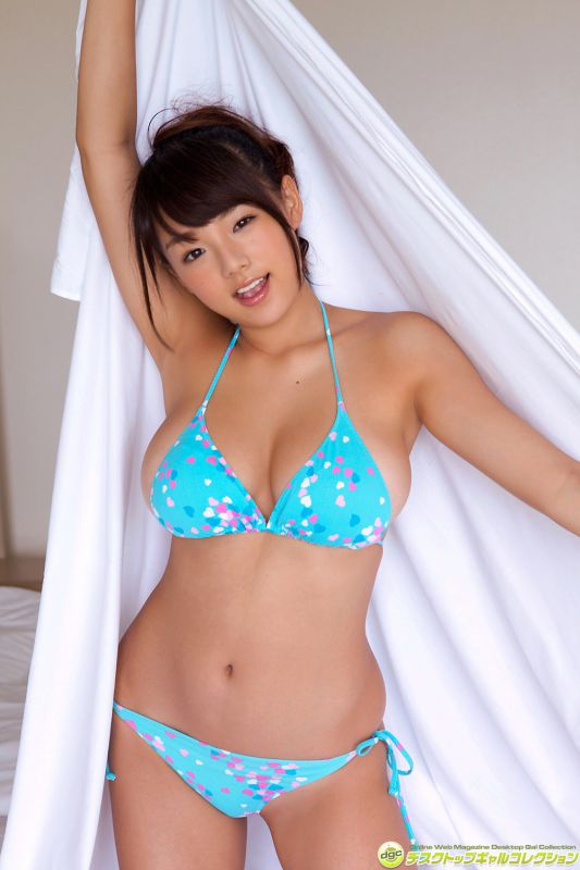 日本女优筱崎爱户外比基尼湿身照