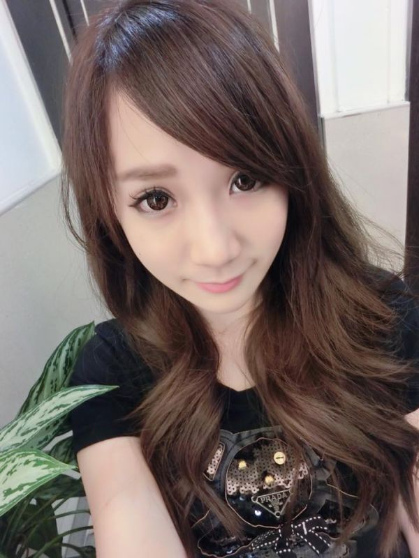 90后电玩美女黄容安性感卖萌自拍照