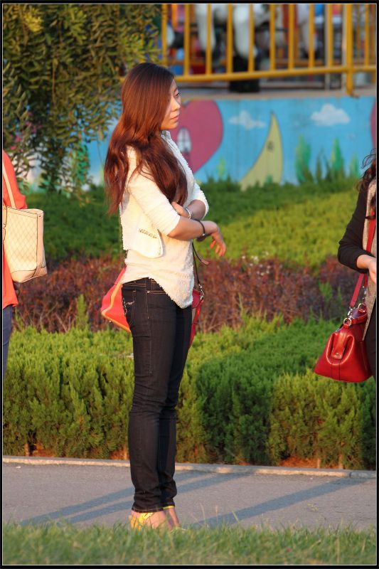 街拍长发飘飘美女秀高挑身材美照