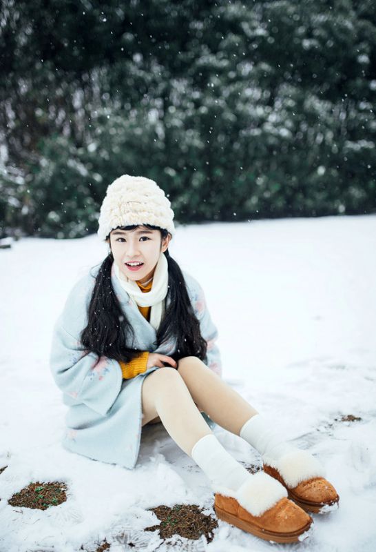 甜美小清新美女雪中可爱迷人写真