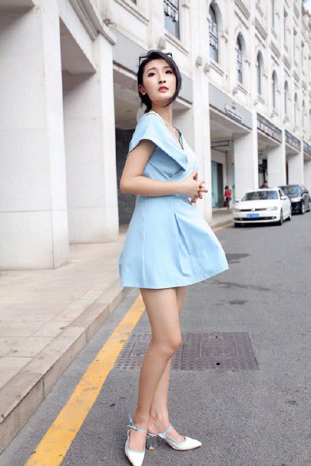长发飘飘美女夏日时尚街拍大片