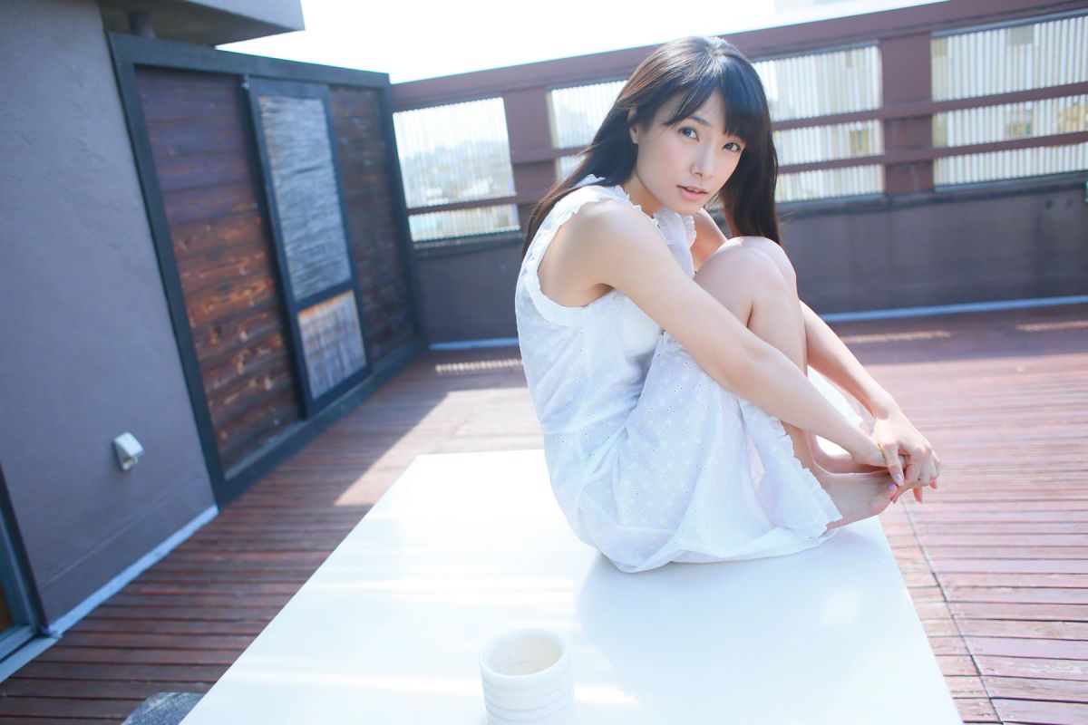 日本av女优外冈好梨花室内白色内衣秀