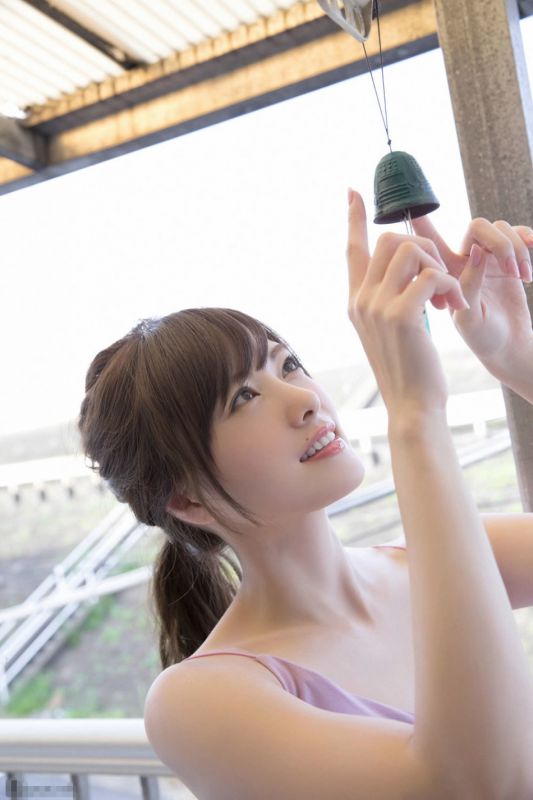 日本美女艺人白石麻衣清纯私房写真