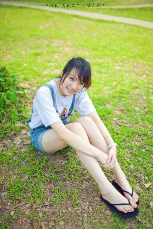 清纯萌妹子夏日牛仔背带裤写真图片