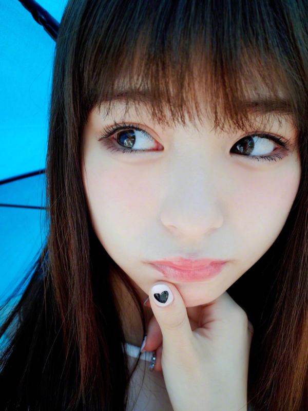 日本女优佐藤利奈超短裙街拍大片