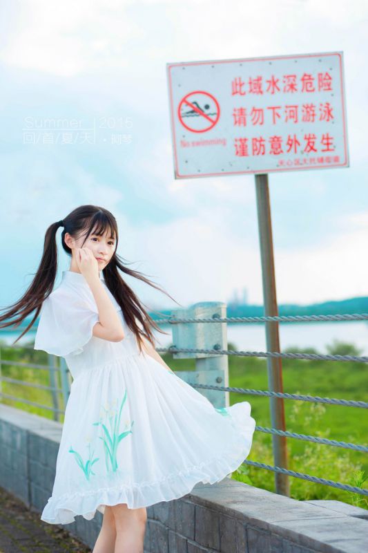 双马尾美少女迷人外景甜美写真