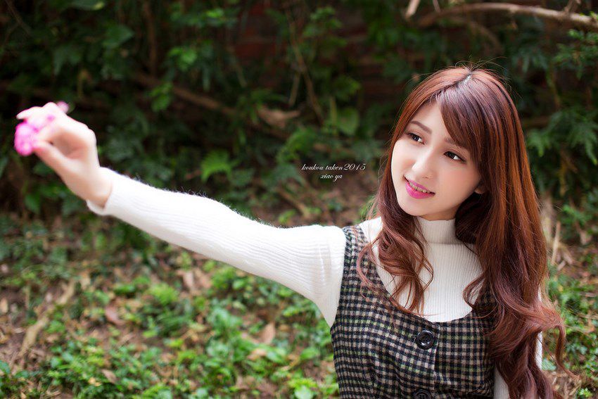 邻家女孩户外写真展甜美笑容
