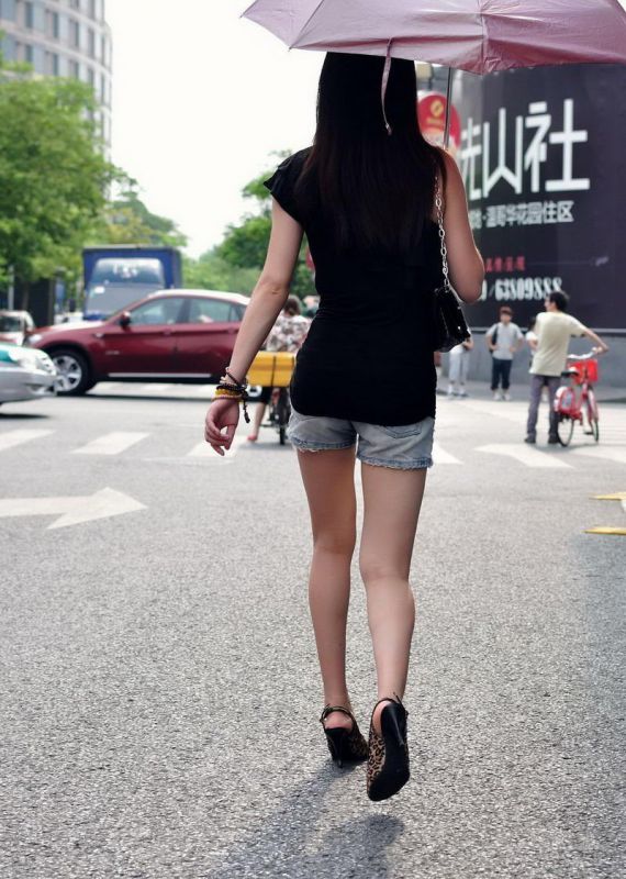 街拍热裤白皙美腿长发美少女