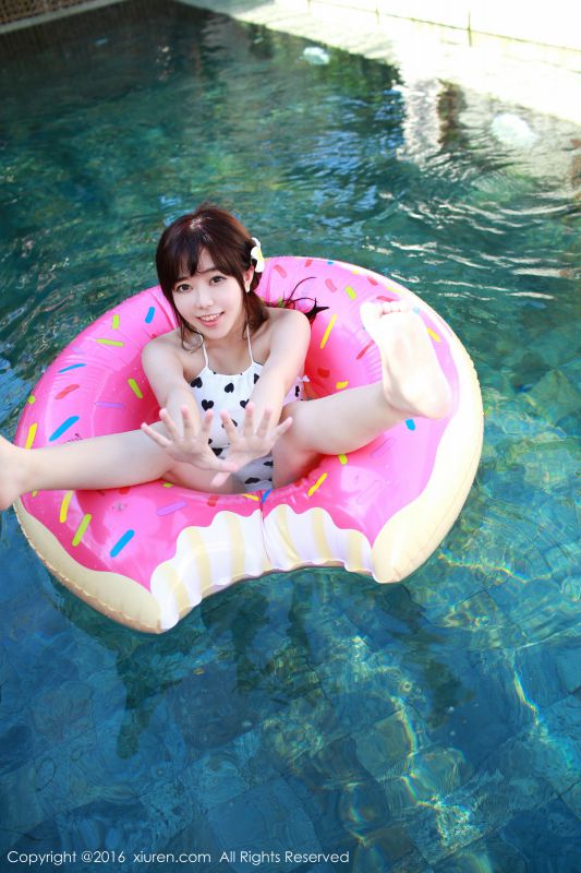 秀人网童颜巨乳美女刘飞儿私房上演脱衣秀