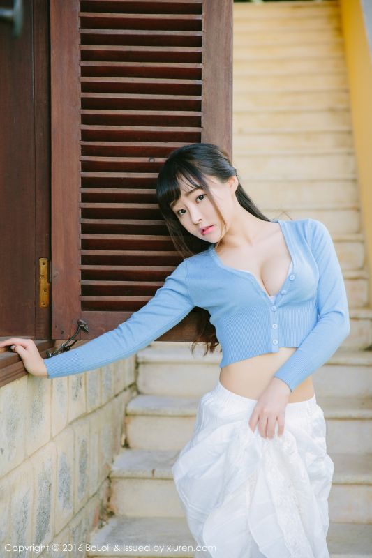 波萝社90后小萝莉柳侑绮户外秀丰满身材