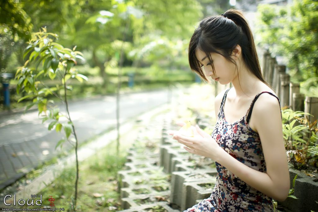 台湾超短裙美女Emily户外清纯可人美照