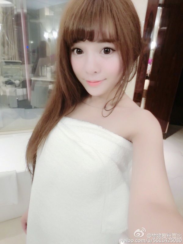 大眼萌妹子粉芭比VV微博自拍写真