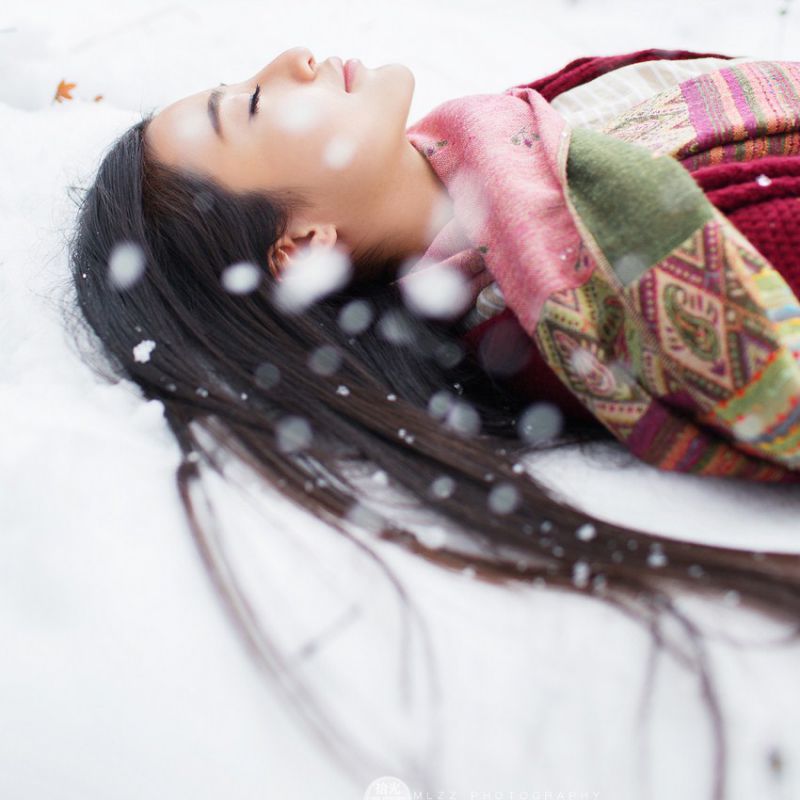 纯净氧气美女雪中红衣写真