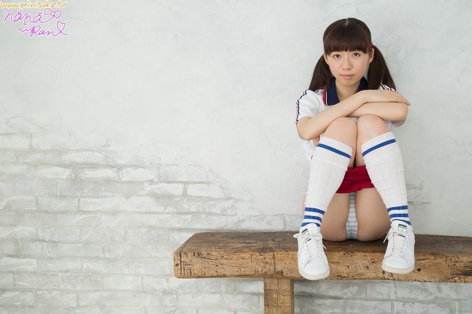 日本萝莉七绪兰私房变身可爱学生妹