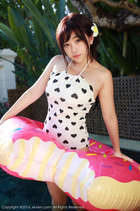 秀人网童颜巨乳美女刘飞儿私房上演脱衣秀